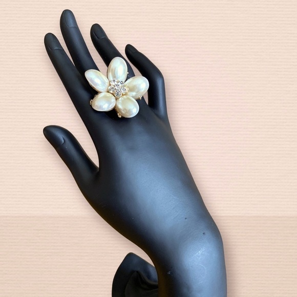 𝅺faux Pearl Silver Tone Flower Elastic Floral Ring - Picture 1 of 7